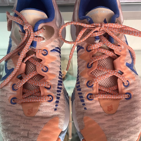 Nike women shoes size 6. Great condition. Please see pictures. - Picture 5 of 7